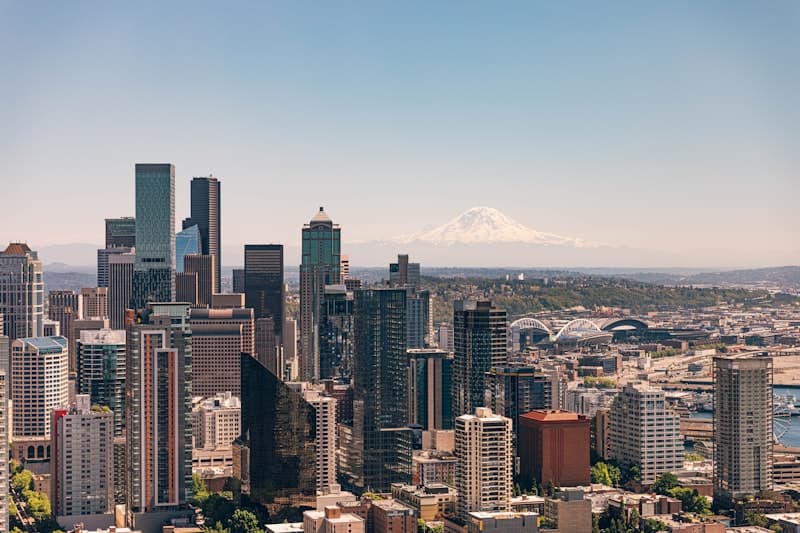 Seattle skyline with Mount Rainier in the background