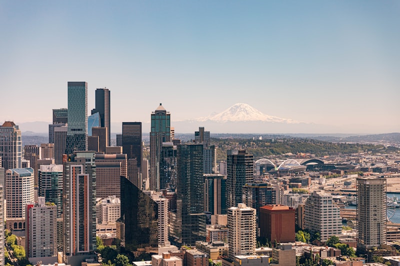 Seattle skyline with Mount Rainier